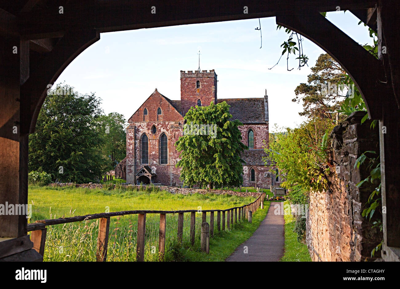 Abbey Dore desde la puerta lych, Herefordshire, Inglaterra, Reino Unido. Foto de stock