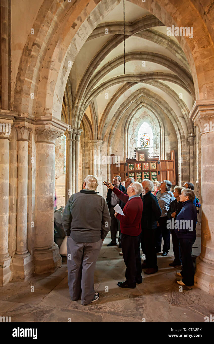 Grupo de tour con guía de la Abadía, Dore, Herefordshire, Inglaterra, Reino Unido. Foto de stock
