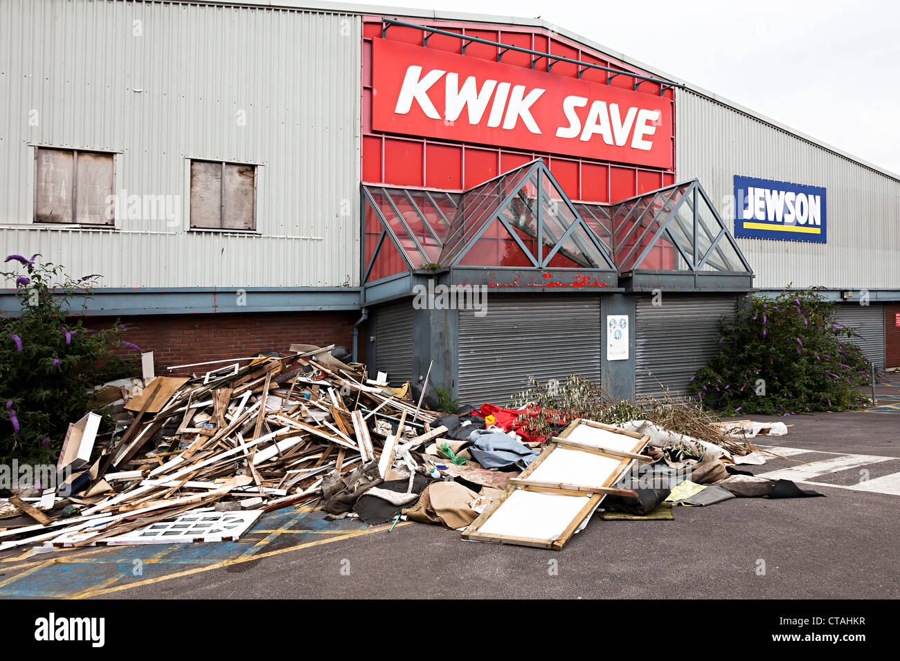 Cerrado fuera de la ciudad superstore con basura en el aparcamiento, Cardiff, Gales, Reino Unido Foto de stock