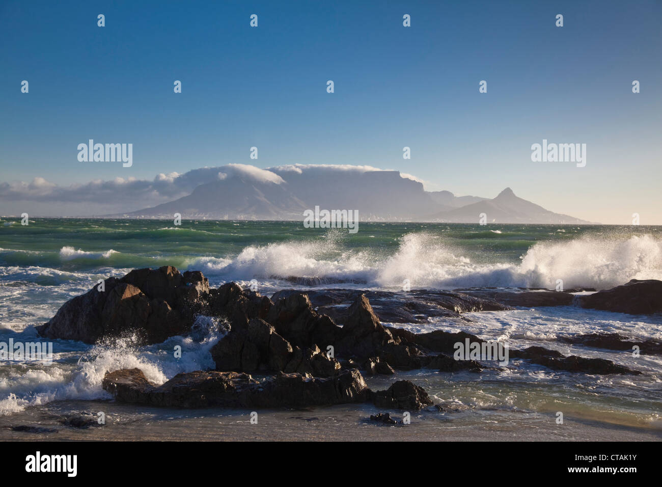 Puesta de sol en Bloubergstrand con Table Bay, Western Cape, Sudáfrica, RSA, África Foto de stock