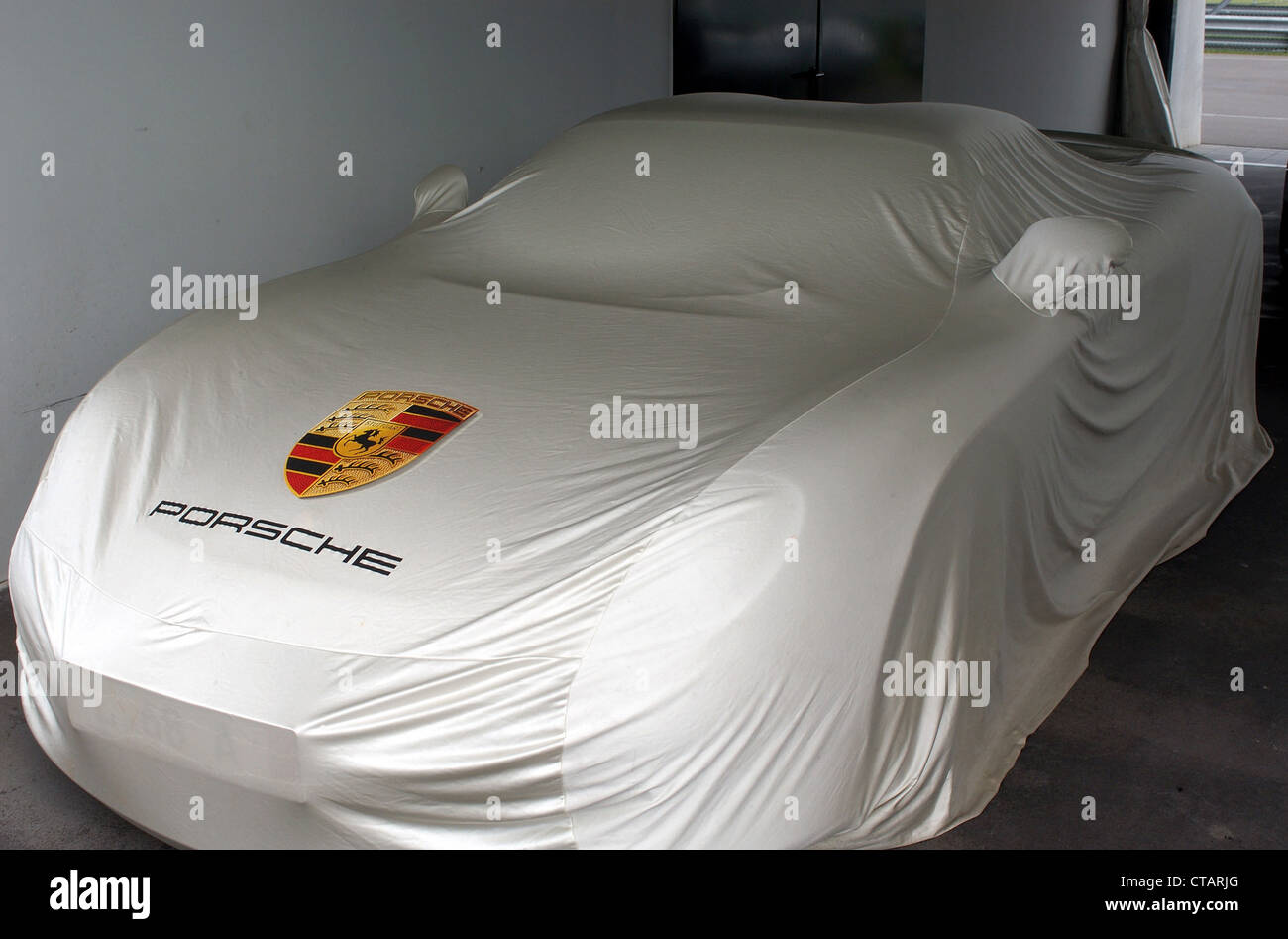 Un Porsche Carrera GT encubierta Foto de stock
