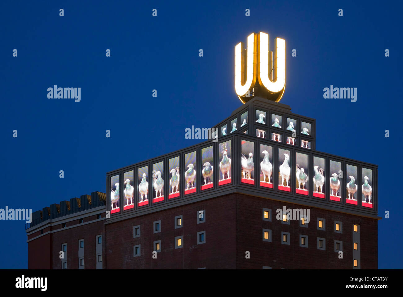 Instalación imágenes volando por A. Winkelmann, U torre, Dortmunder U, antiguo almacén de la Dortmunder Union Brewery, Dortmund Foto de stock