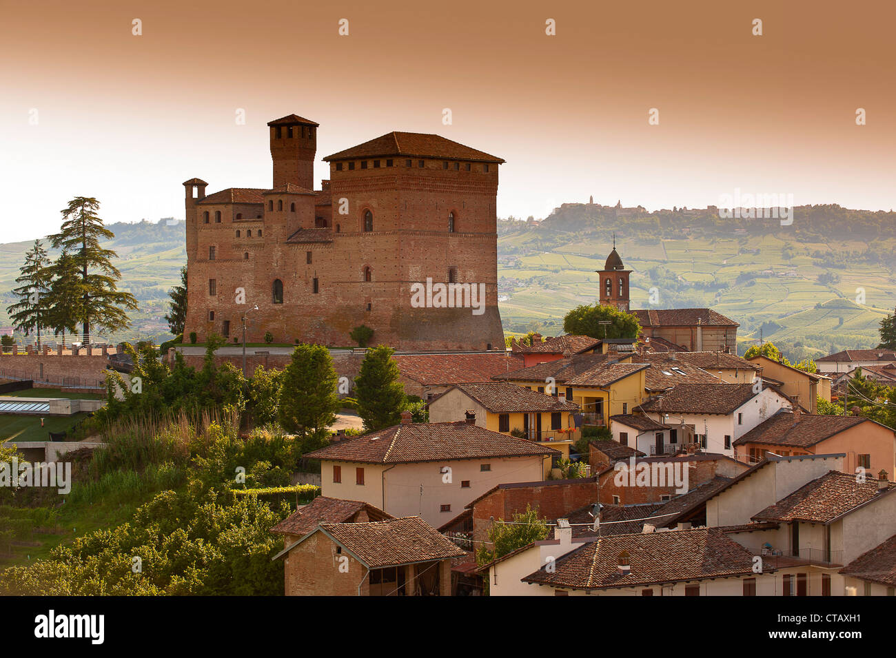 Europa Italia Piamonte Langhe Grinzane Cavour de la aldea y el castillo Foto de stock