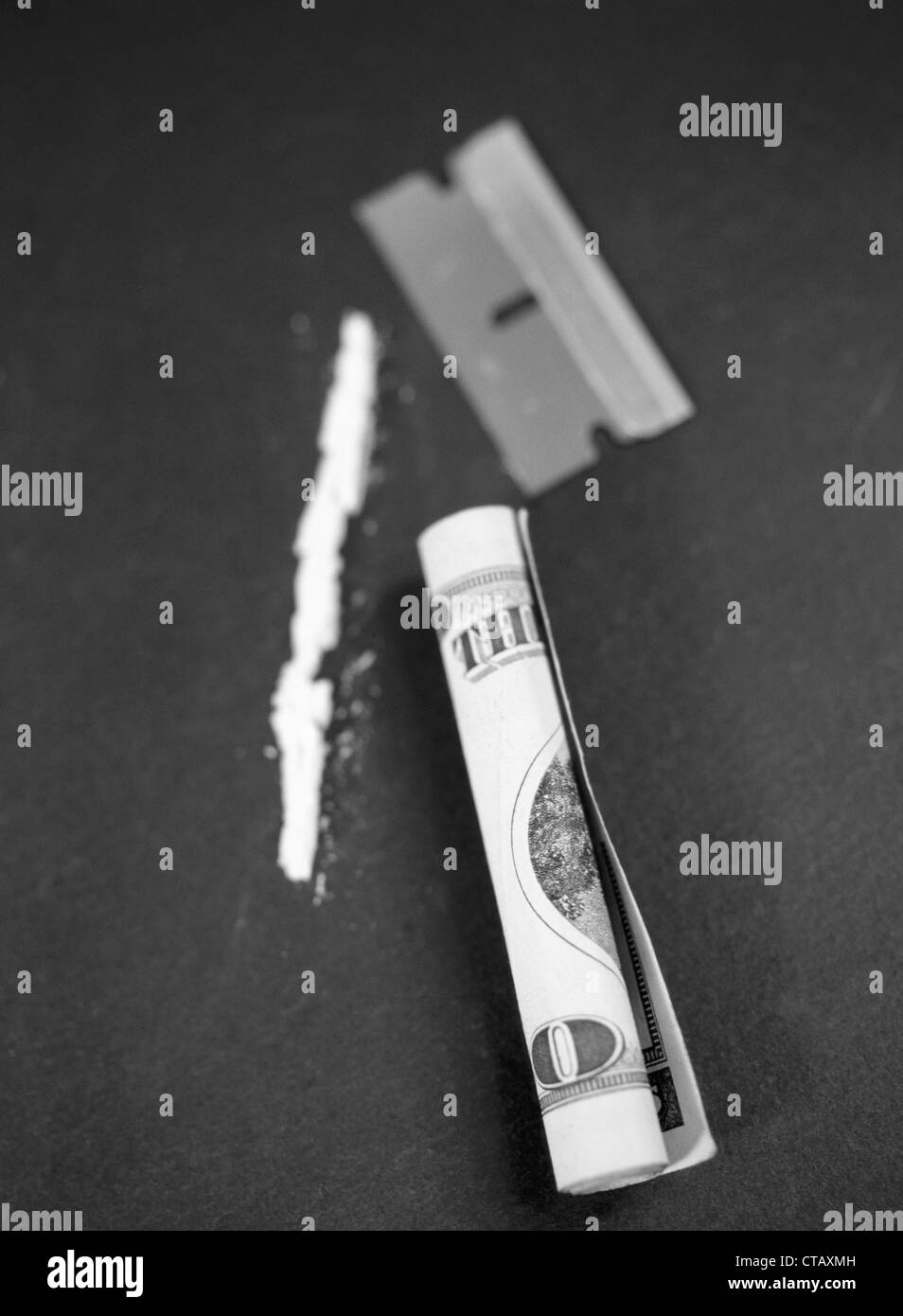 Una línea de cocaína, 20 dollar bill y una cuchilla de afeitar. Foto de stock