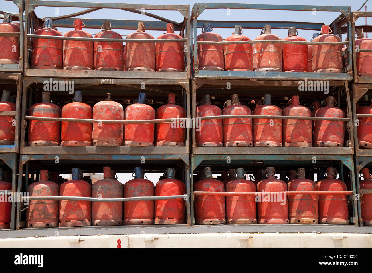 Los cilindros de gas propano rojo, Marruecos Africa Foto de stock