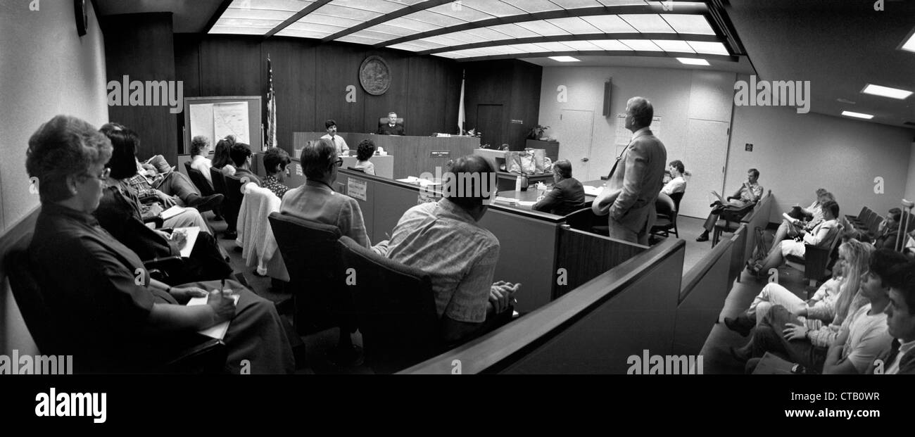 El jurado escucha como el abogado defensor en un juicio por homicidio aborda el Tribunal en Santa Ana, CA. Nota teenage demandado. Foto de stock