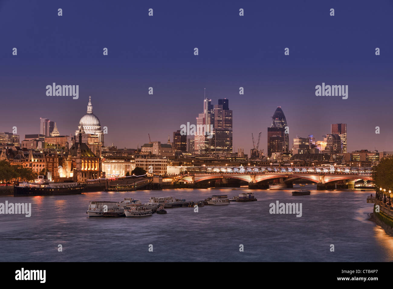 Horizonte de Londres y el río Támesis al anochecer, Londres, Inglaterra Foto de stock