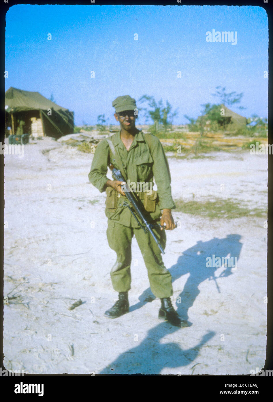 Uniforme uniforme verde de los Marines estadounidenses de la guerra de  Vietnam de 1965 Fotografía de stock - Alamy
