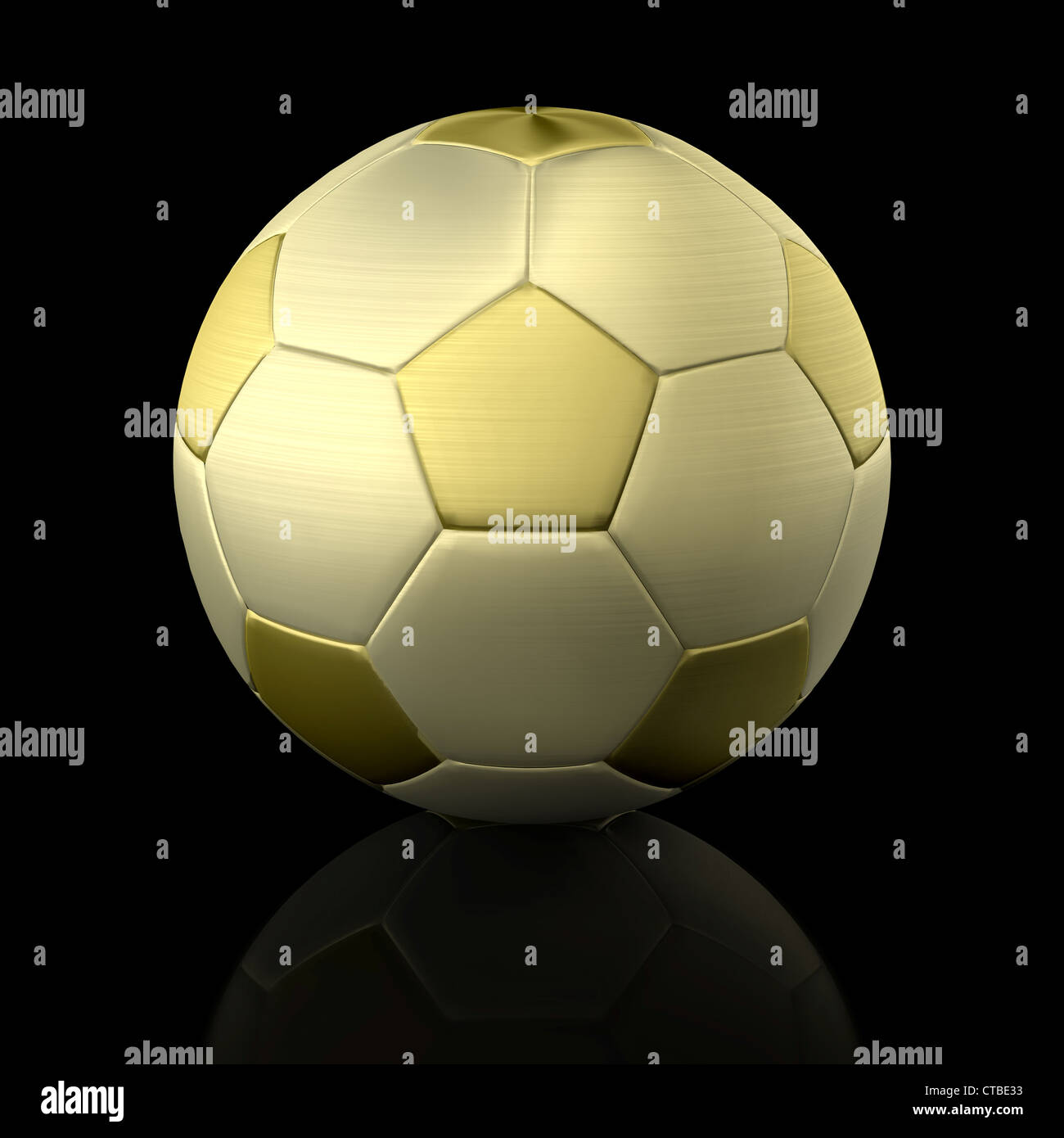 Balón de fútbol de oro aislado sobre fondo negro Foto de stock