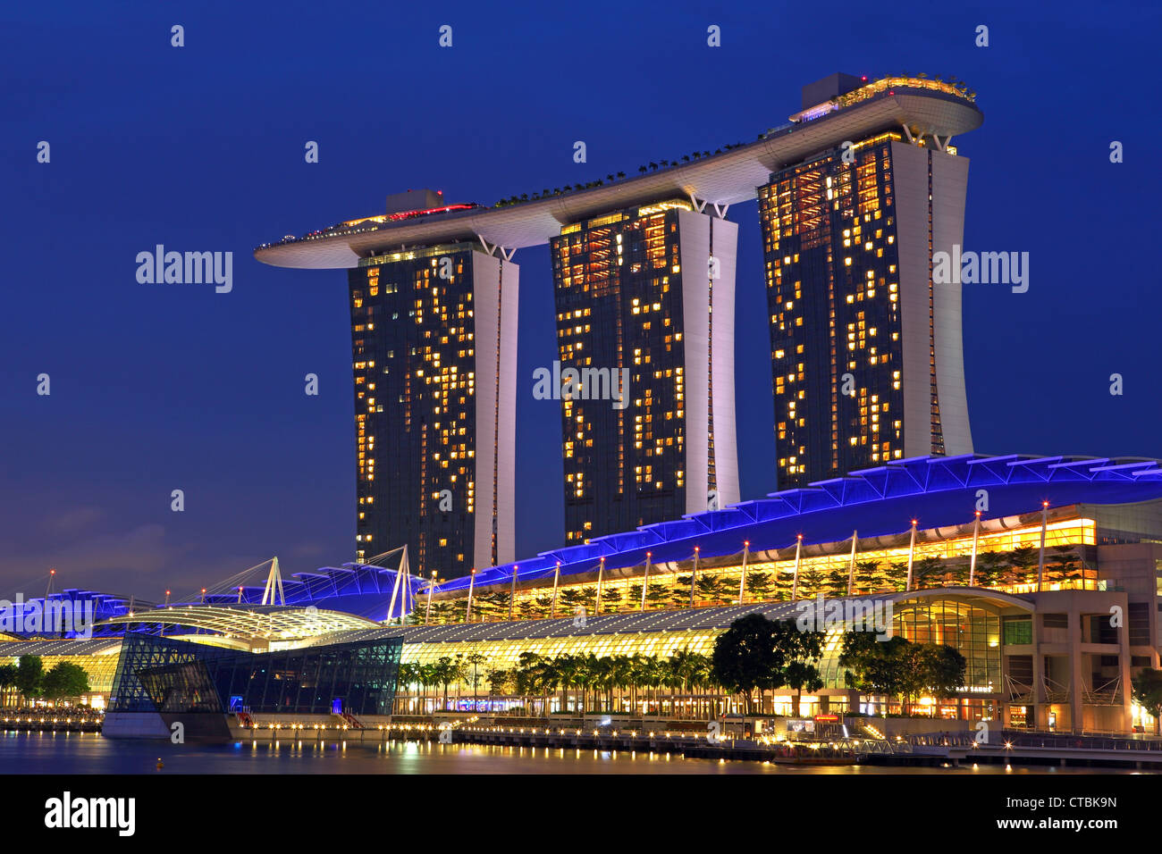 Marina Bay Sands, el hotel de cinco estrellas, el casino y el complejo de compras en Marina Bay, Singapur. Foto de stock