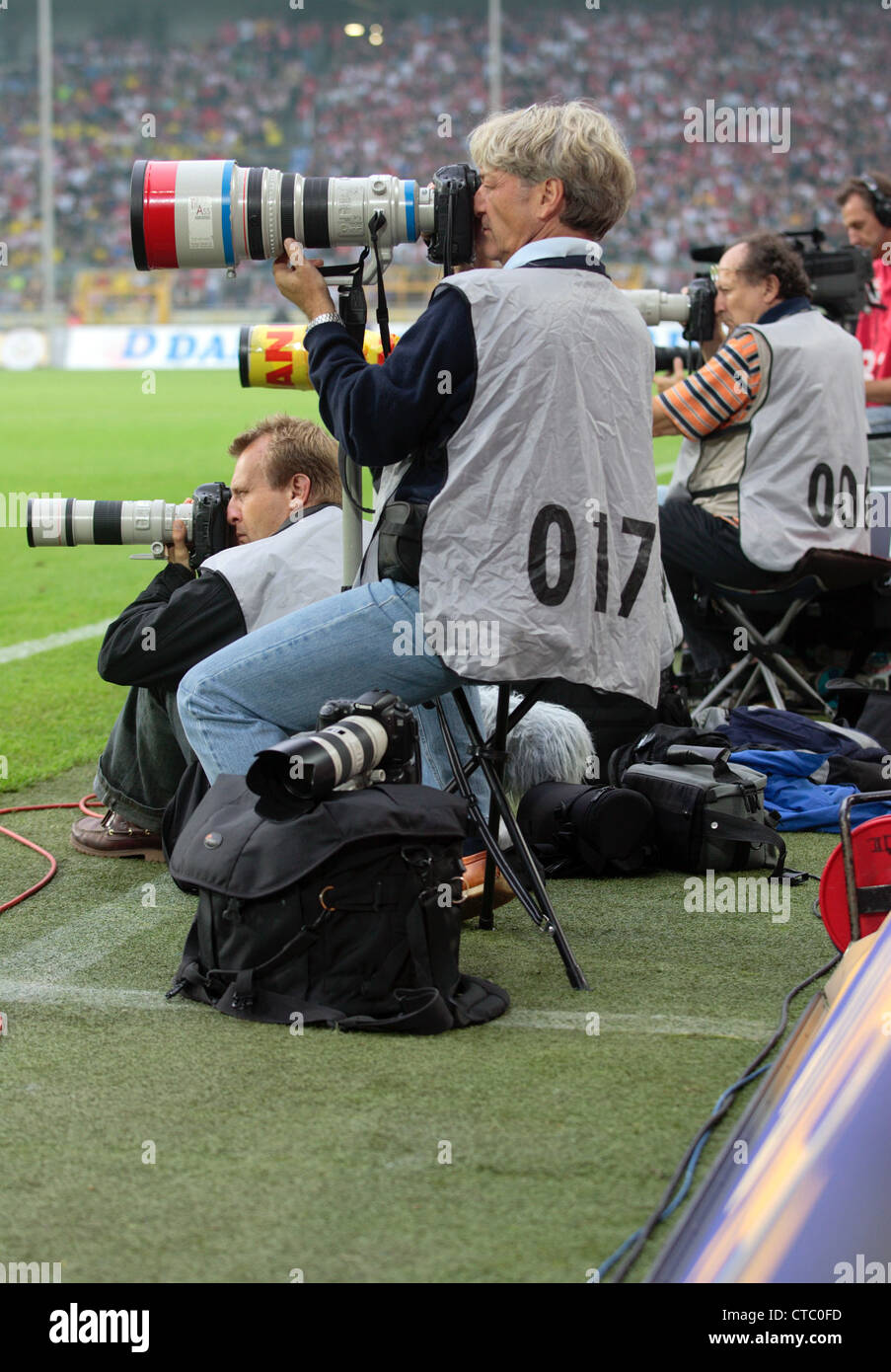 Los fotógrafos deportivos en la Bundesliga coinciden Foto de stock