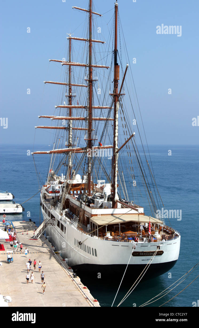 Tall Ship Sea Cloud II, un barco de crucero de vela, en Kusadasi, Turquía  Fotografía de stock - Alamy