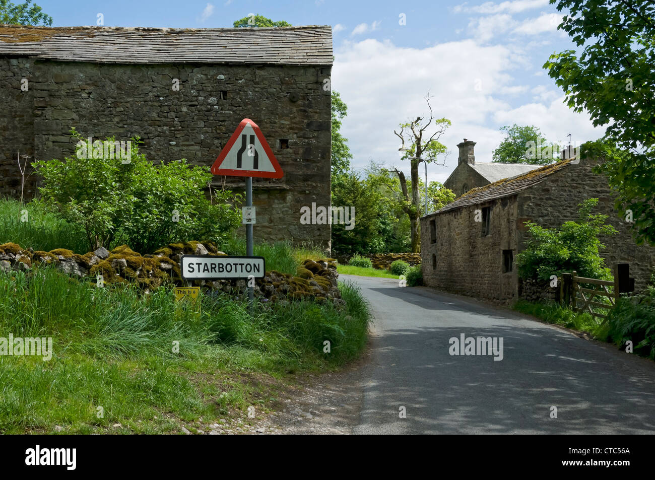 Road narra la señal en Starbotton en verano Upper Wharfedale Yorkshire Dales National Park North Yorkshire Inglaterra Reino Unido GB Gran Bretaña Foto de stock