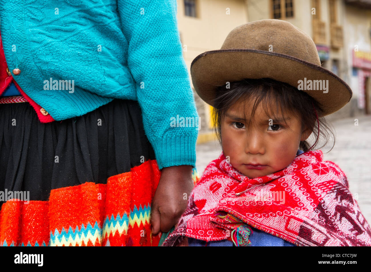Retrato de un joven faneca niña peruana con sombrero cerca de su madre. Foto de stock
