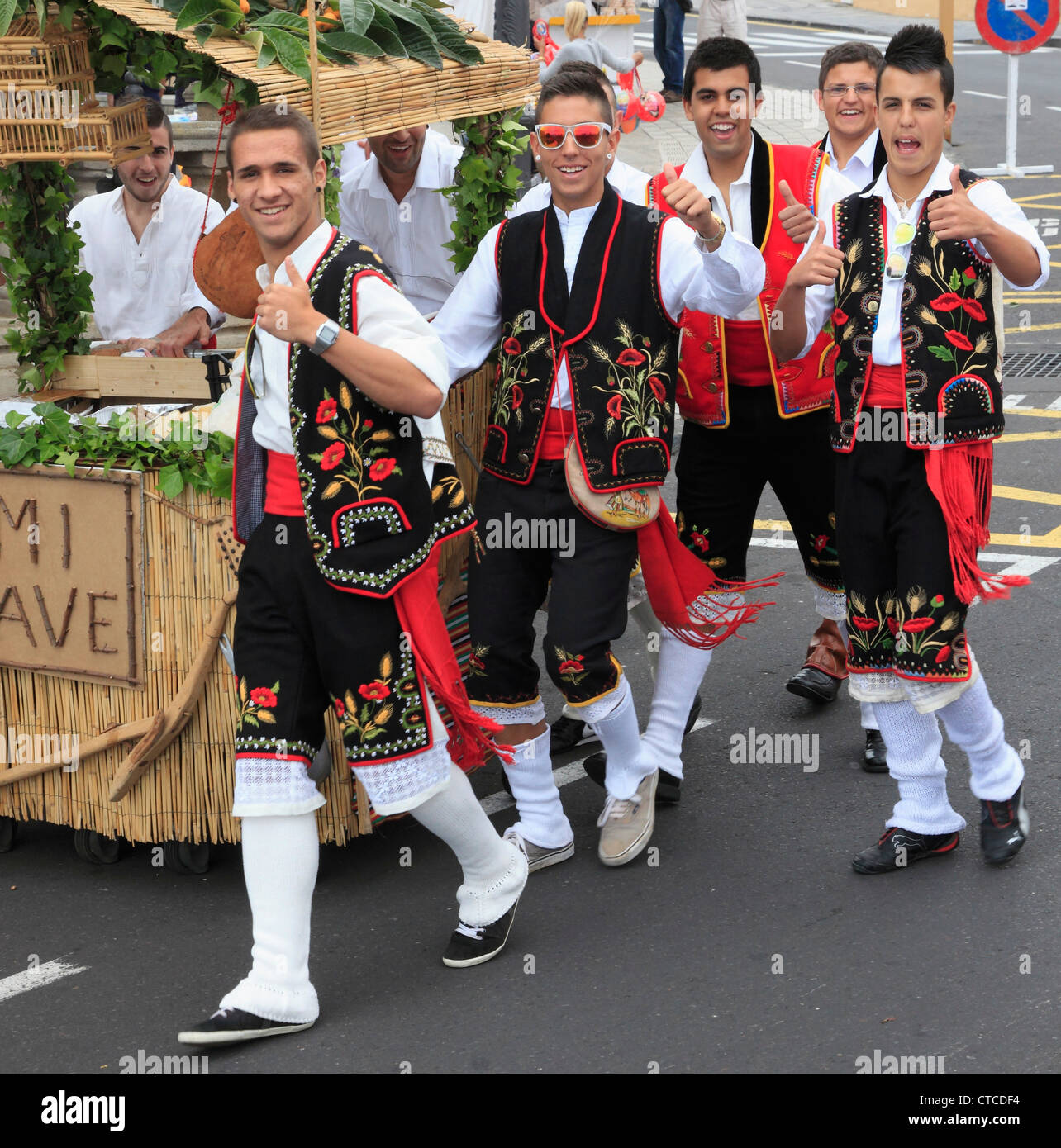 España, Islas Canarias, Tenerife, Los Realejos, festival, romería, San  Isidoro Labrador, gente, vestidos tradicionales Fotografía de stock - Alamy
