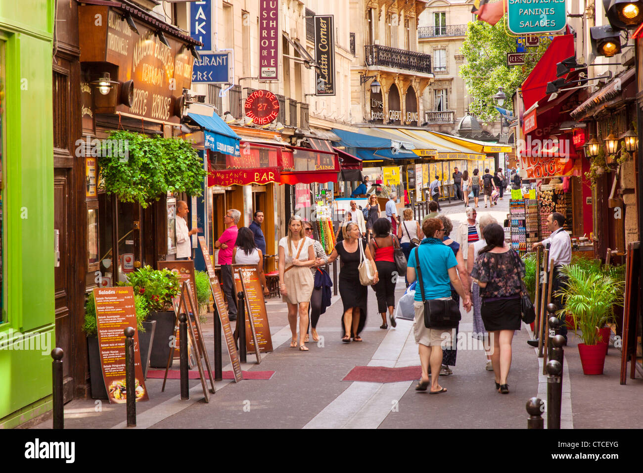 Tiendas y turistas a lo largo de Rue Saint-Severin en el Barrio Latino, París, Francia Foto de stock