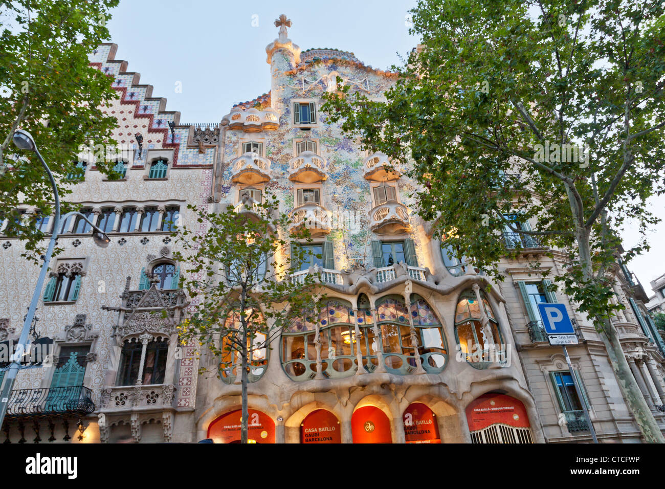 Foto nocturna de la Casa Battló edificio diseñado por el arquitecto catalán Antoni Gaudí en el Paseo de Gràcia de Barcelona, Foto de stock