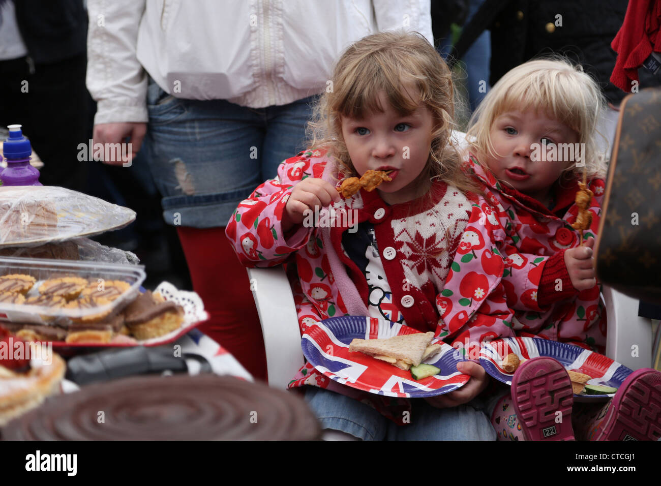 Los niños que comen en la fiesta en la calle durante el Queen's Diamond Jubilee Surrey, Inglaterra Foto de stock