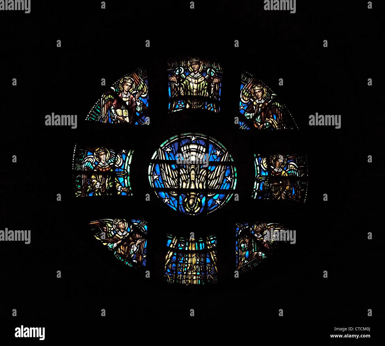 Guildford, Surrey, Inglaterra Iglesia Catedral del Espíritu Santo Vidriera Rosetón Paloma descendente Foto de stock