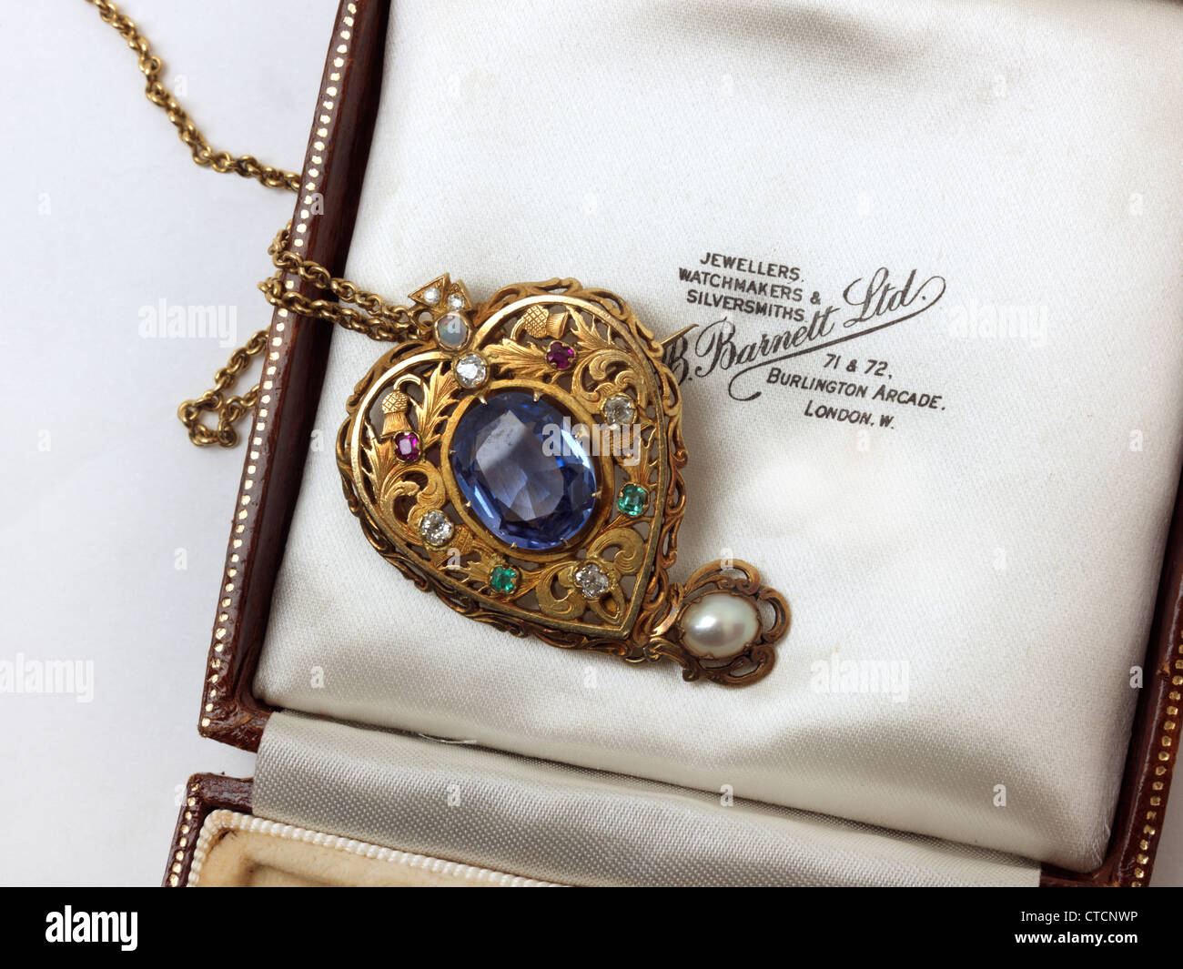Oro antiguo corazón con collar de zafiro Fotografía - Alamy