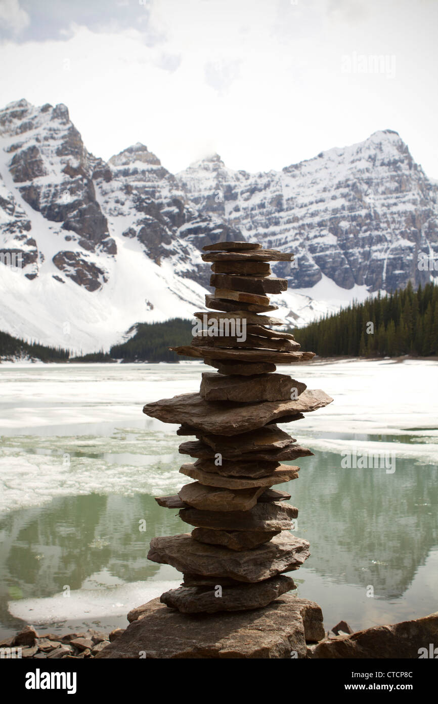 Pila de roca en el lago Moraine Banff, Canadá Foto de stock