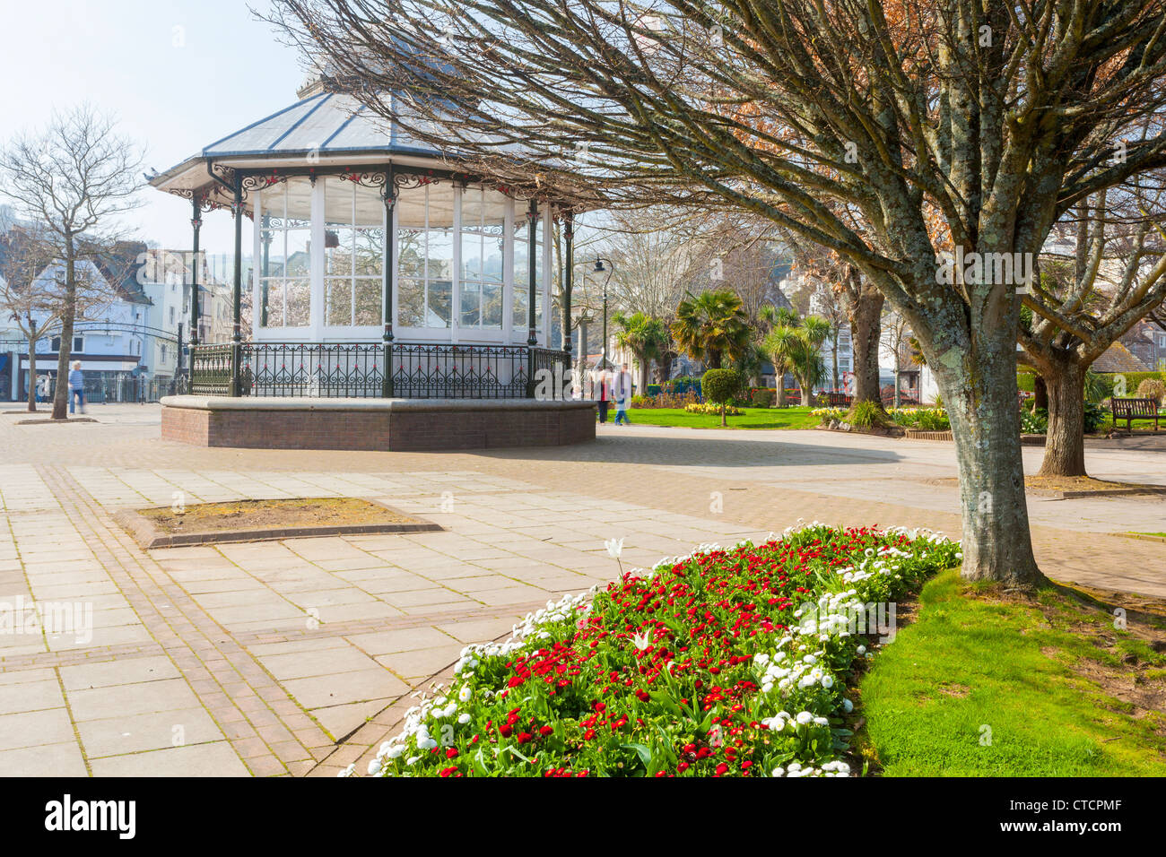 Lechos de flores y el espacio público en el Dartmouth Devon, Inglaterra Foto de stock