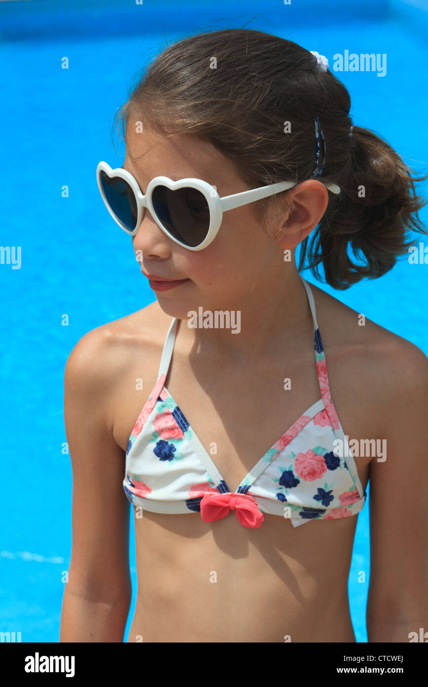Niña (9-11 años) de sol en una piscina Fotografía de stock - Alamy