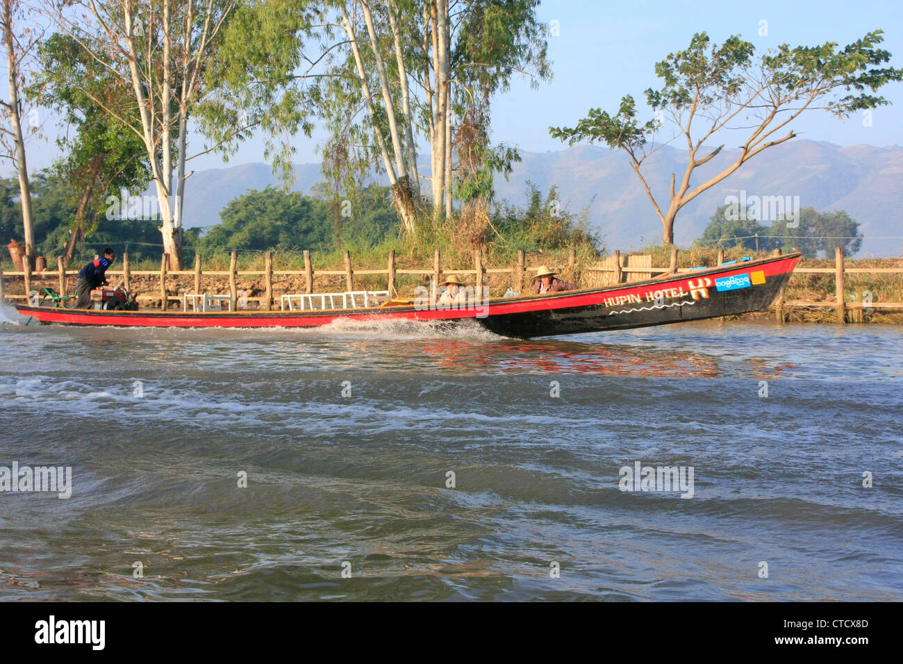 Lancha del transporte de personas y mercancías, el lago Inle, el estado de Shan, en Myanmar, en el sudeste de Asia Foto de stock