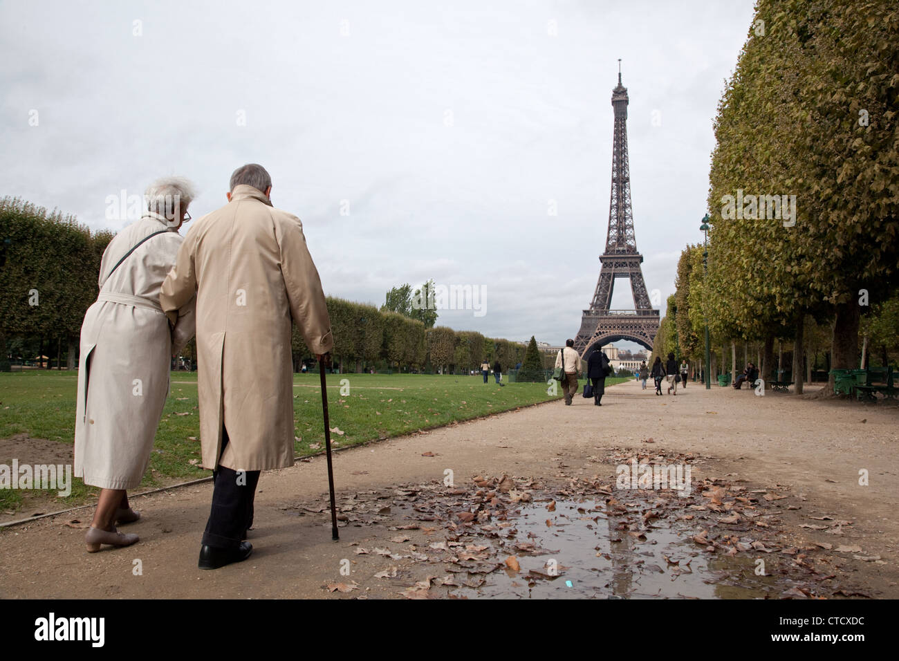 Una pareja de ancianos caminatas en un parque cerca de la Torre Eiffel en París, Francia. Foto de stock