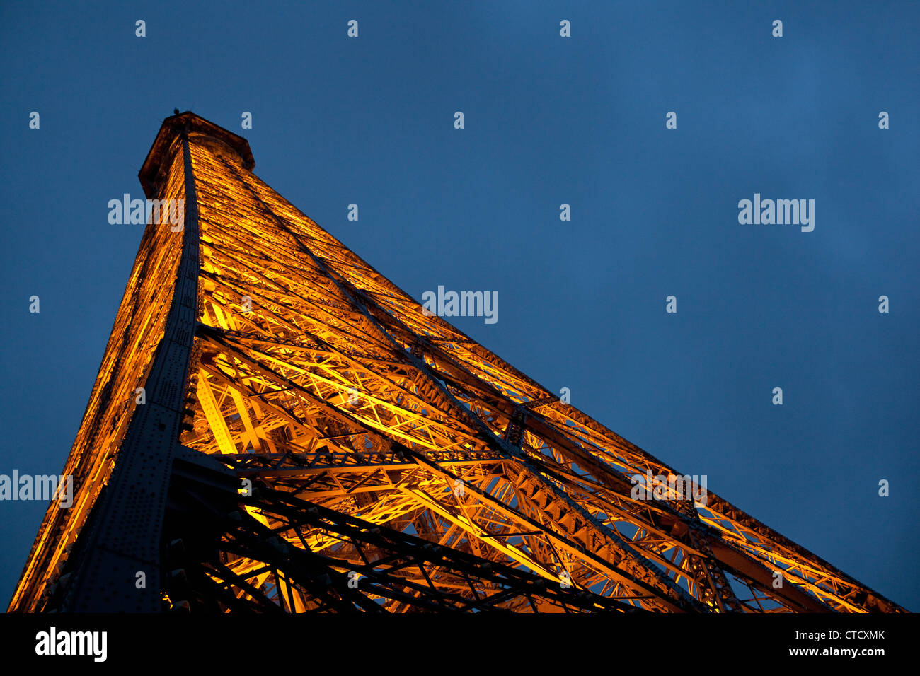 Una vista nocturna desde el segundo piso de la Torre Eiffel en París, Francia. Foto de stock