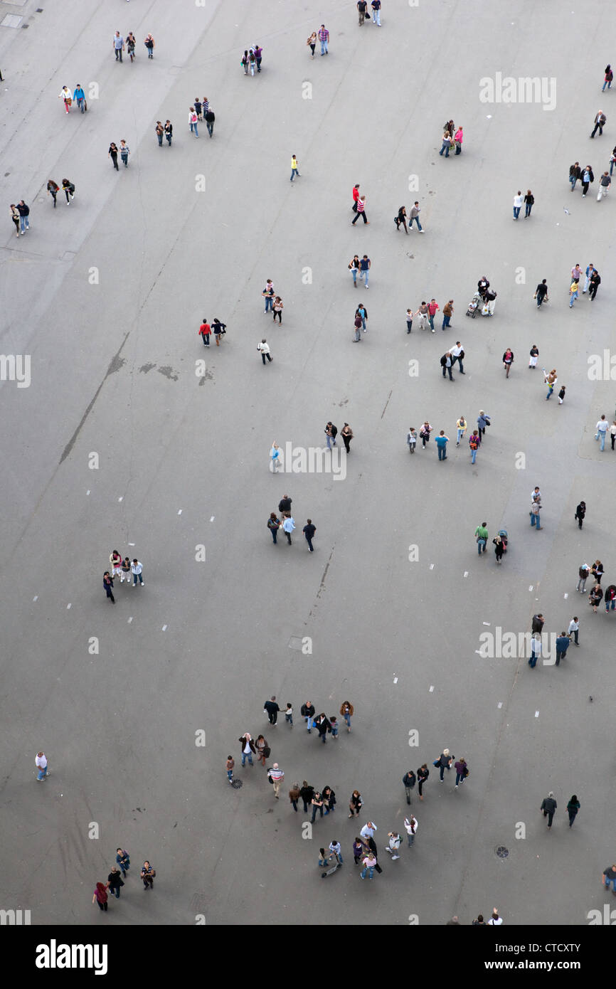 Los turistas debajo de la torre vista desde el primer piso de la Torre Eiffel en París, Francia. Foto de stock