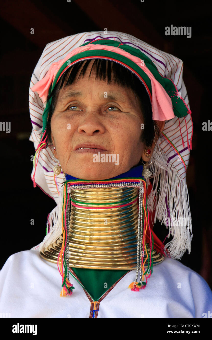 Retrato de mujer de largo cuello de la tribu Padaung, Lago Inle, el estado de Shan, en Myanmar, en el sudeste de Asia Foto de stock