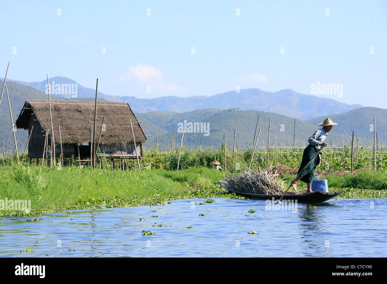 Hombre birmano bote de remos con una pierna, Lago Inle, el estado de Shan, en Myanmar, en el sudeste de Asia Foto de stock