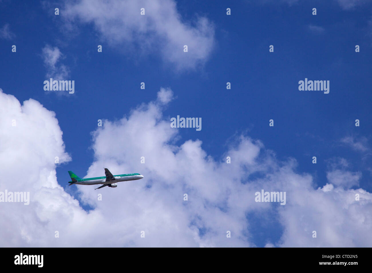 Aer Lingus jet de pasajeros volando en el cielo sobre el aeropuerto de Heathrow, Londres, Inglaterra, UK, Reino Unido, GB, Gran Bretaña, British es Foto de stock