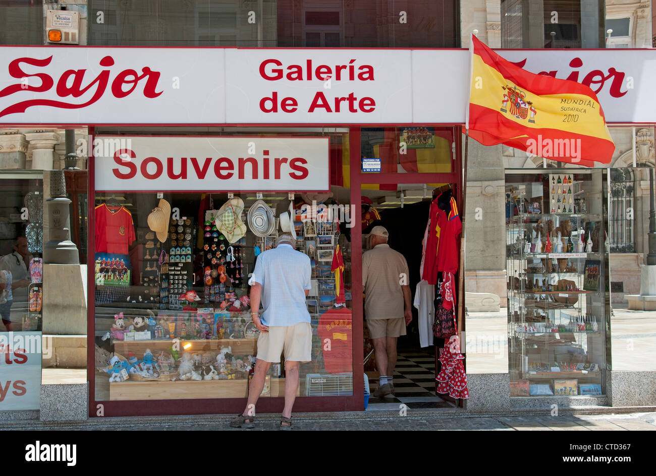 Tienda de Souvenirs & clientes españoles en el sur de España Cartagena Foto de stock