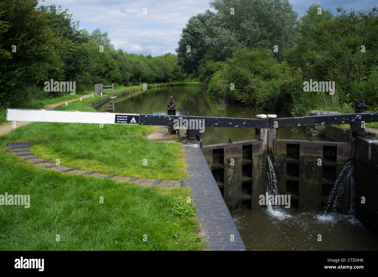 La nueva vía junto al río Stort en Harlow Town park pasa un candado cerrado Foto de stock