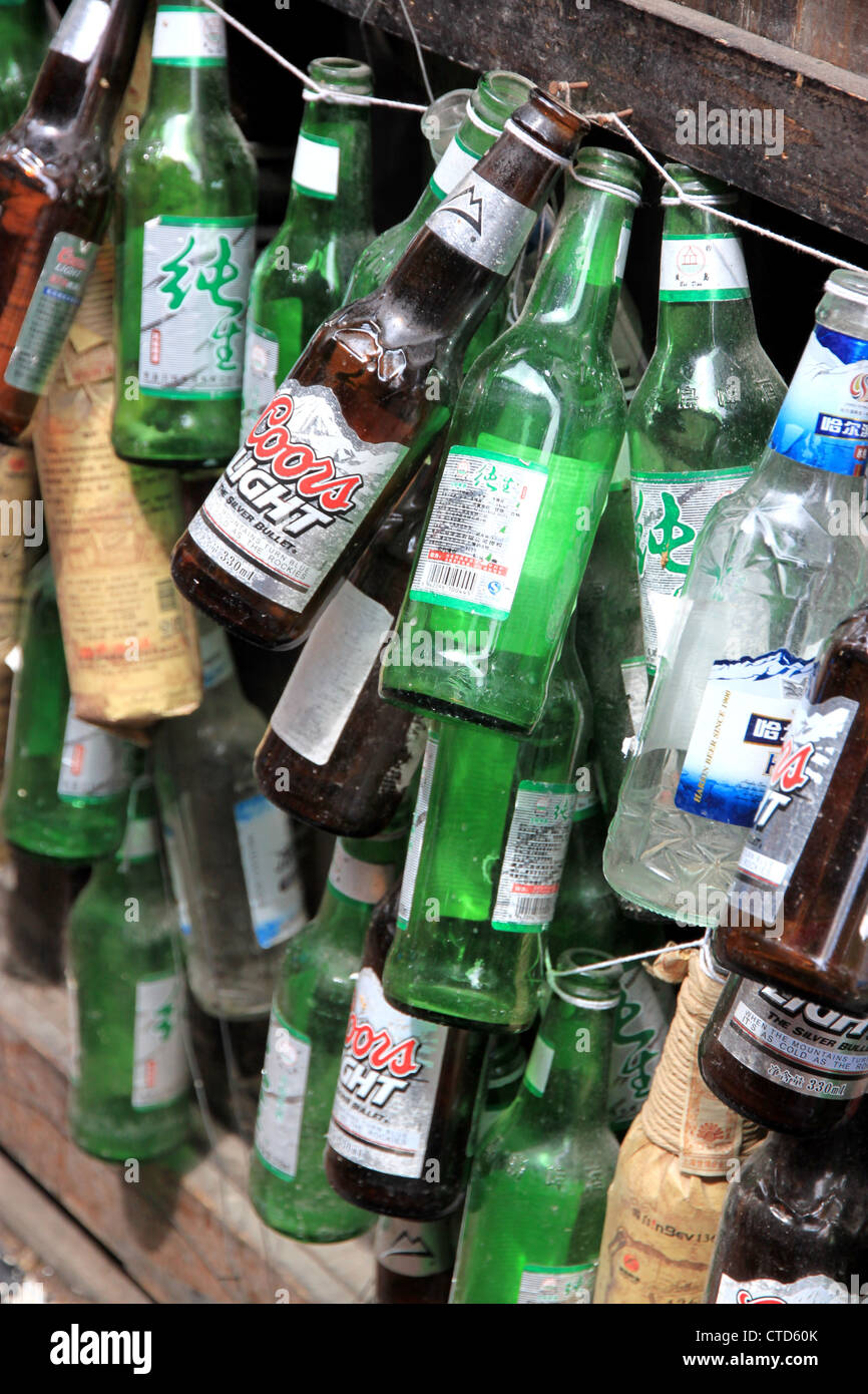 Las botellas de cerveza vacías ahorcado fuera un bar Fotografía de stock -  Alamy