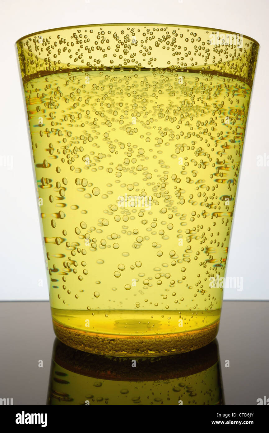 En el vaso de agua con burbujas y reflexión sobre el fondo oscuro Foto de stock