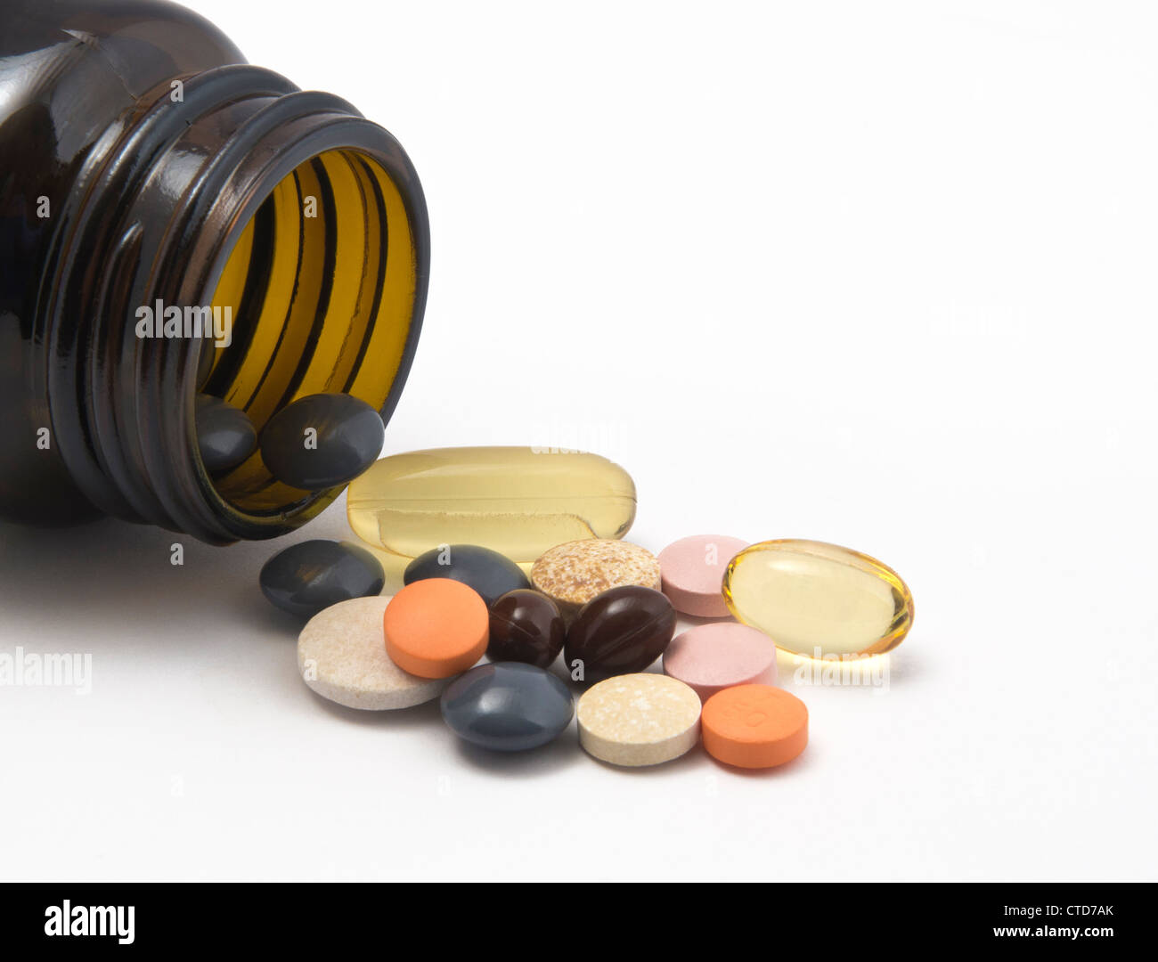 Cóctel de pastillas. Se compone de varios suplementos para la salud + medicamentos para tratar la presión arterial alta (también conocida como hipertensión). Foto de stock
