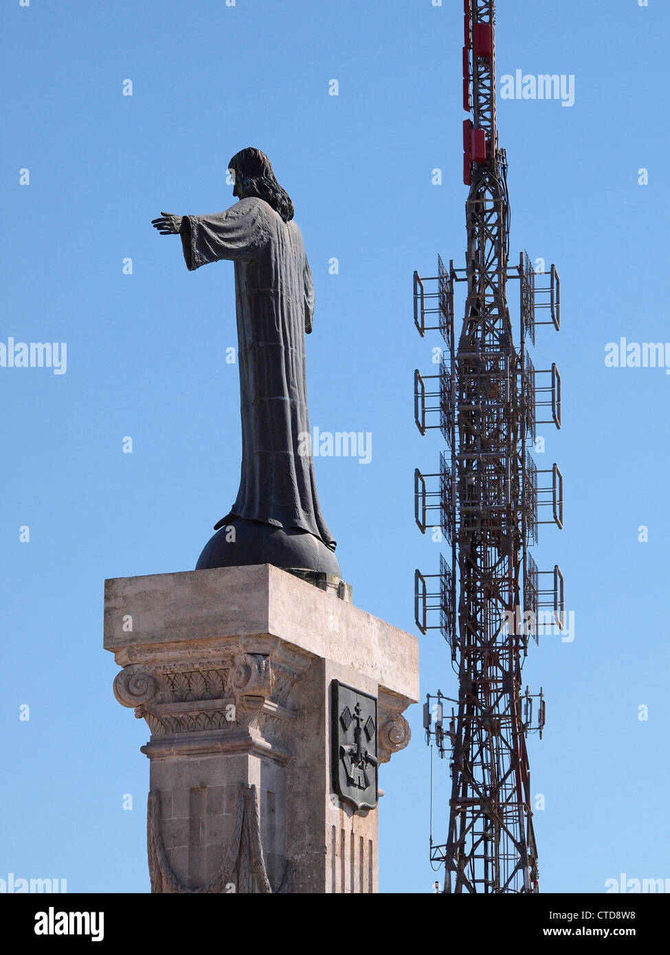 Estatua de Cristo Monte Toro menorca españa con mástil de comunicación detrás Foto de stock