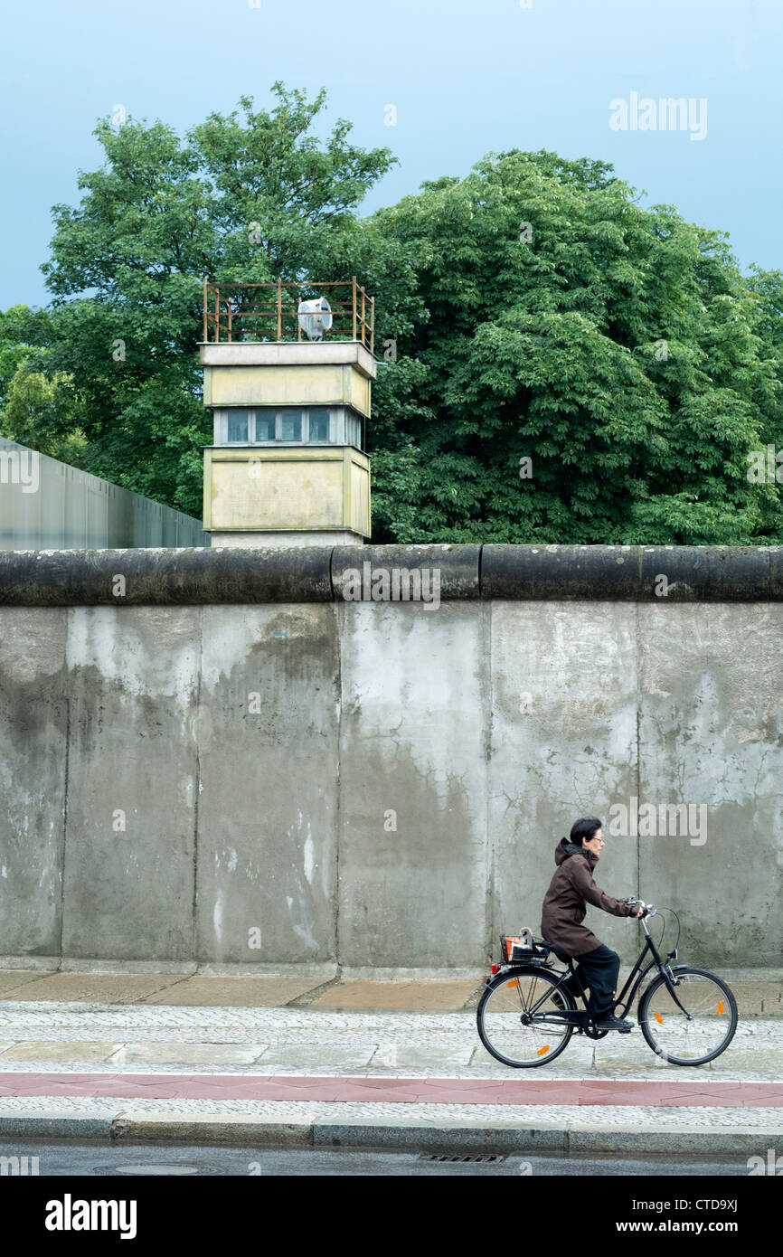 La sección original de muro de Berlín en Bernauer Strasse con atalaya, en Berlín, Alemania Foto de stock