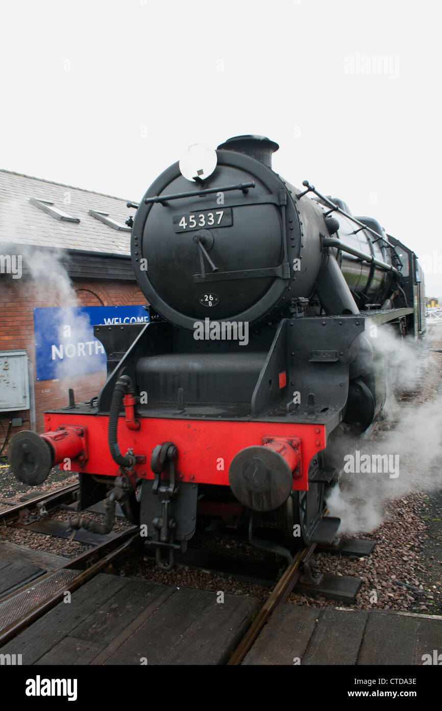 London Midland negro escocés cinco locomotoras de vapor 4-6-0 45337 Foto de stock