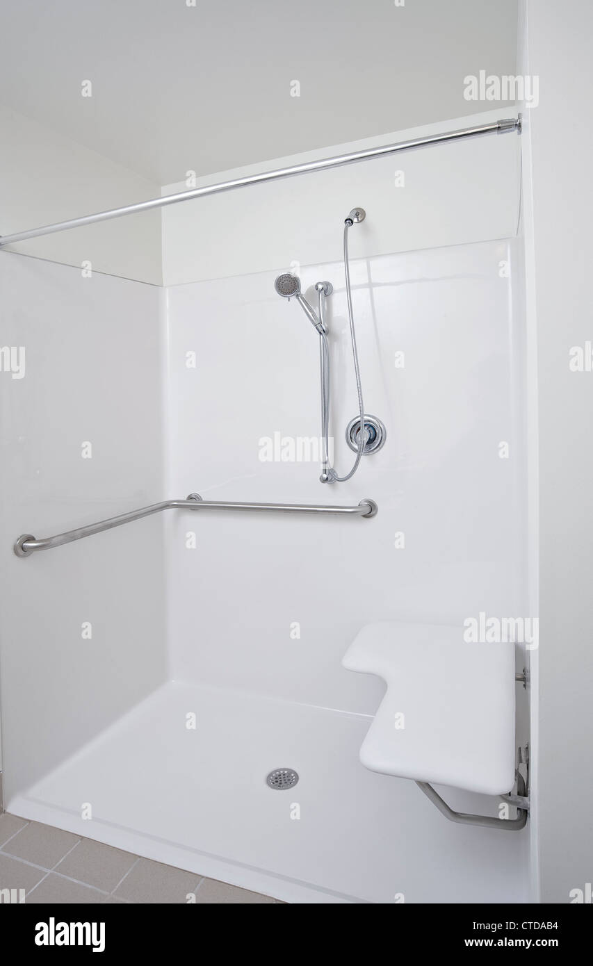 Ancianos la ducha para discapacitados Fotografía de stock - Alamy