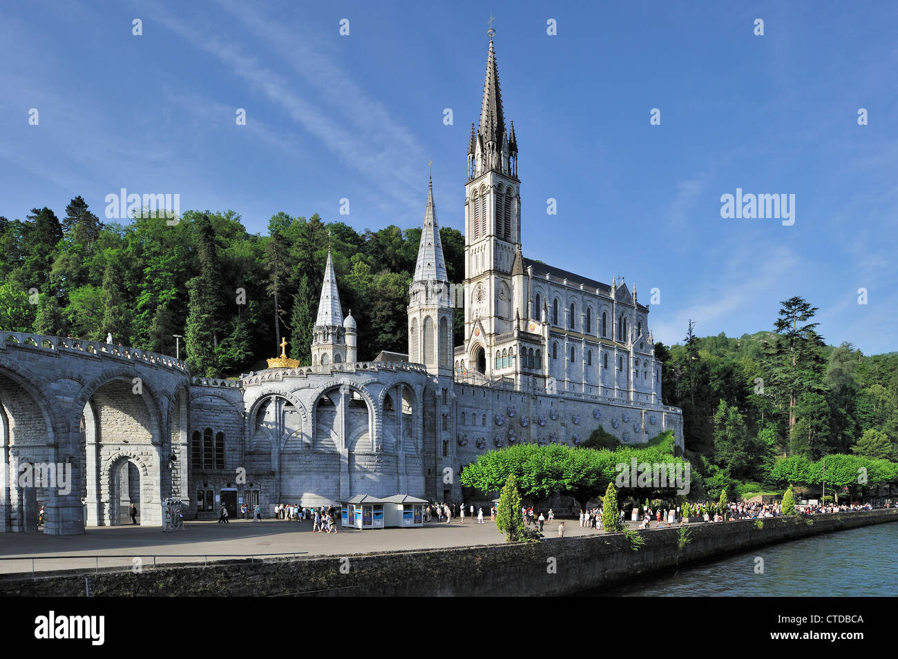 Basílica de Nuestra Señora del Rosario / Notre Dame du Rosaire de Lourdes en el Santuario de Nuestra Señora de Lourdes, Pirineos, Francia Foto de stock