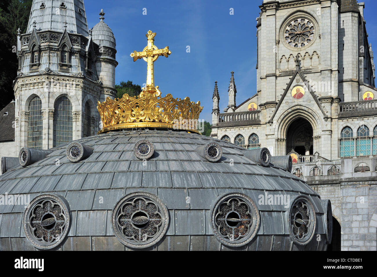 Corona dorada y la cruz de la Basílica de Nuestra Señora del Rosario / Notre Dame du Rosaire de Lourdes, Pirineos, Francia Foto de stock