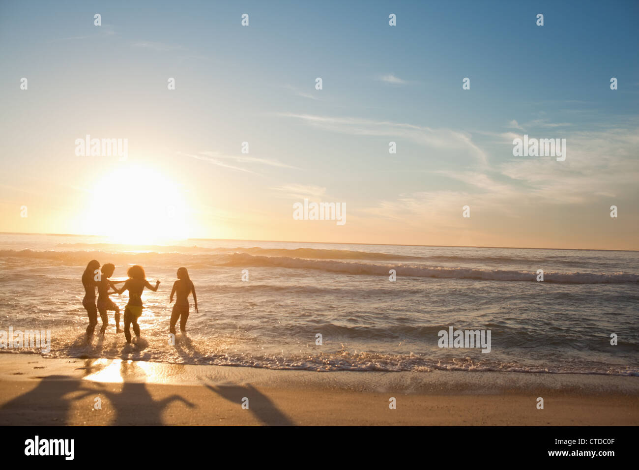 Cuatro mujeres en bikini fotografías e imágenes de alta resolución - Alamy