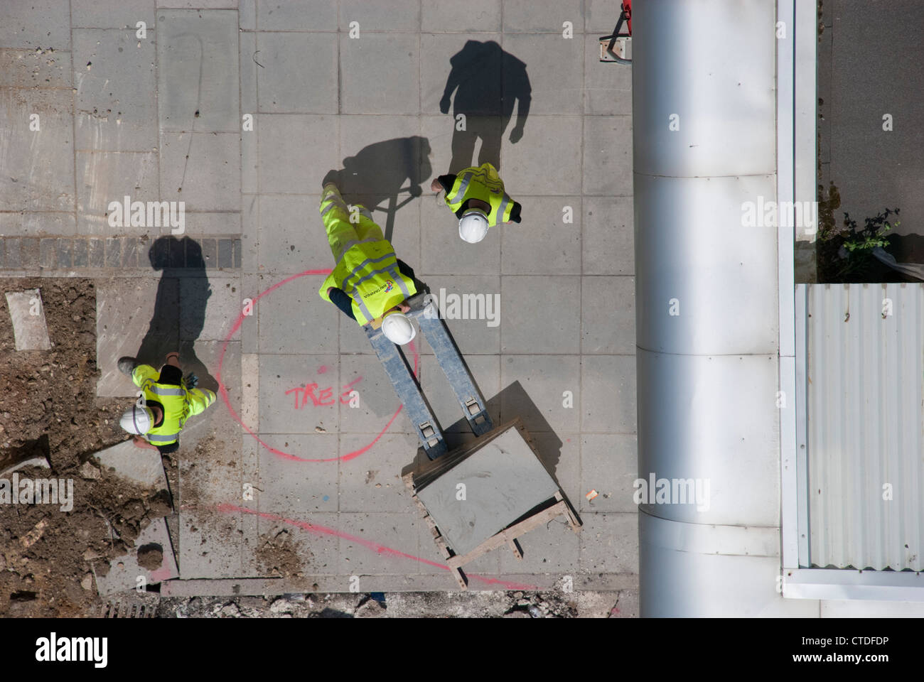 Britannia construcción contratistas que trabajan en el proyecto de peatonalización en Swindon railway station forecourt. Foto de stock