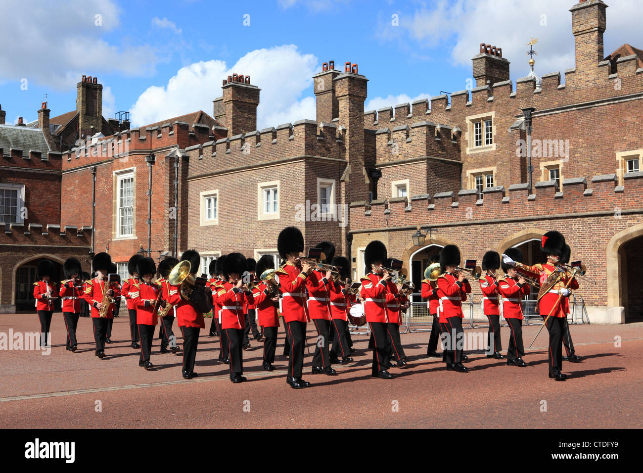 Los granaderos de la Guardia ceremonial marchando fuera de St James's Palace hacia Buckingham Palace en Londres, Reino Unido Foto de stock