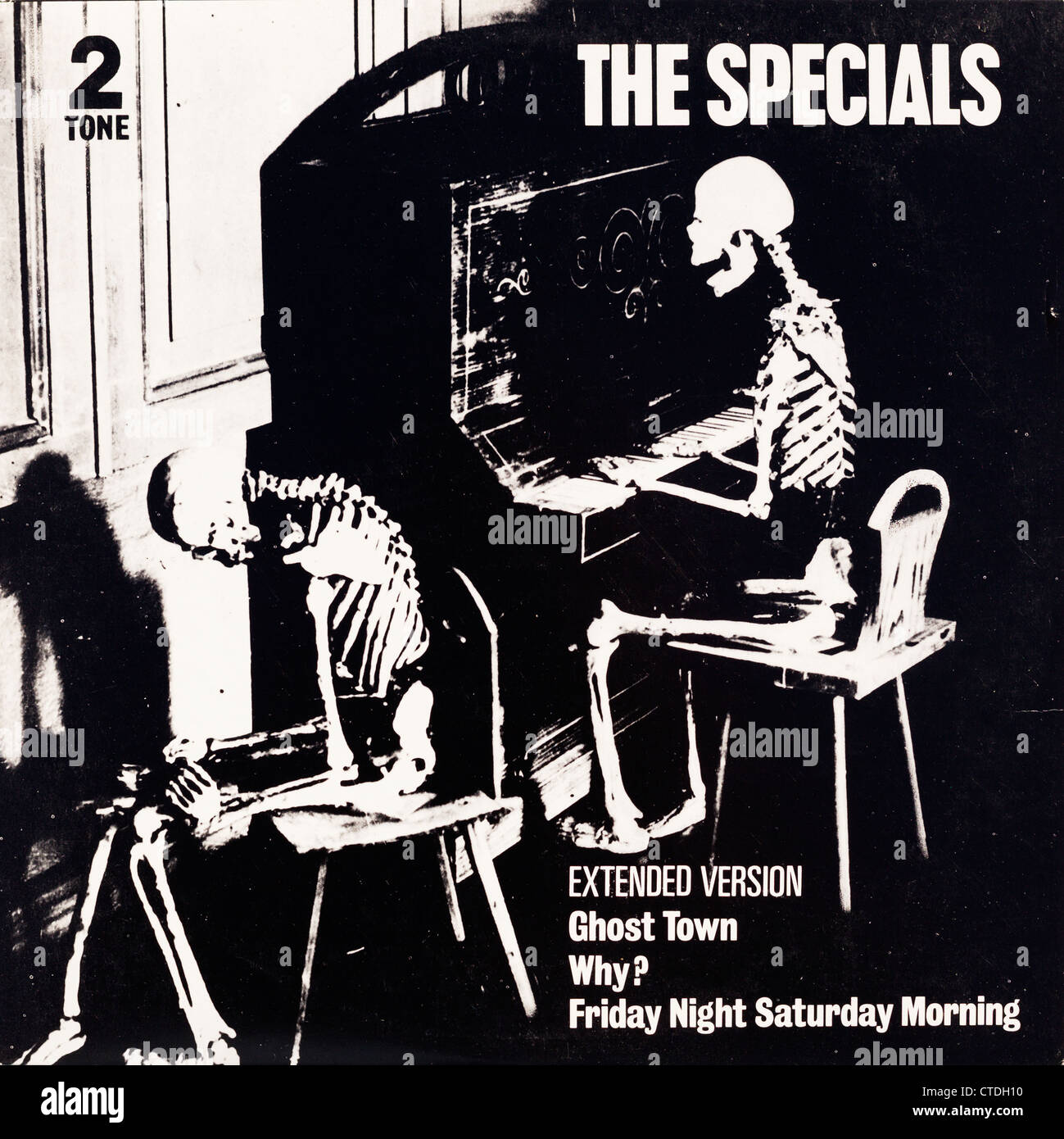 Disco de vinilo de 12 pulgadas portada del álbum de la banda de ska The  Specials, incluida la única ciudad fantasma. Sólo para uso editorial  Fotografía de stock - Alamy