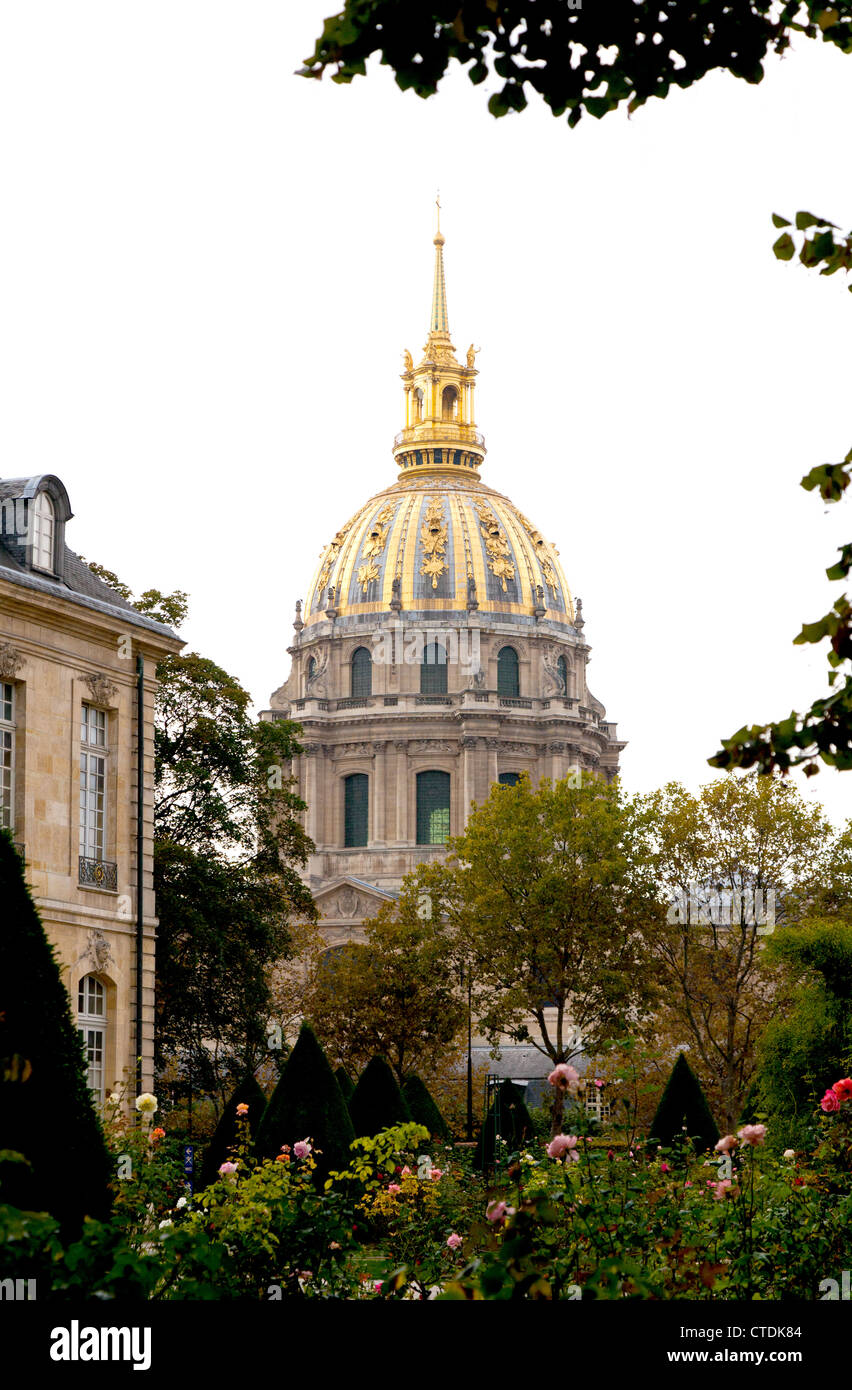 Paris, Francia: La cúpula dorada del Domo de la iglesia de Les Invalides torres sobre los jardines del Museo Rodin. Foto de stock